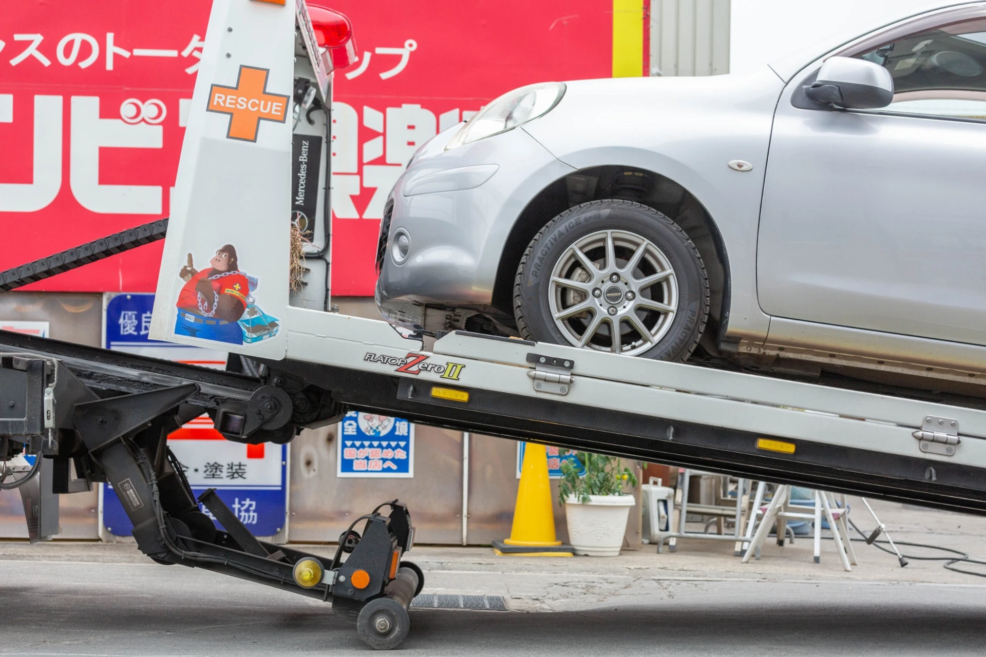 リフトに載せた車両の整備風景