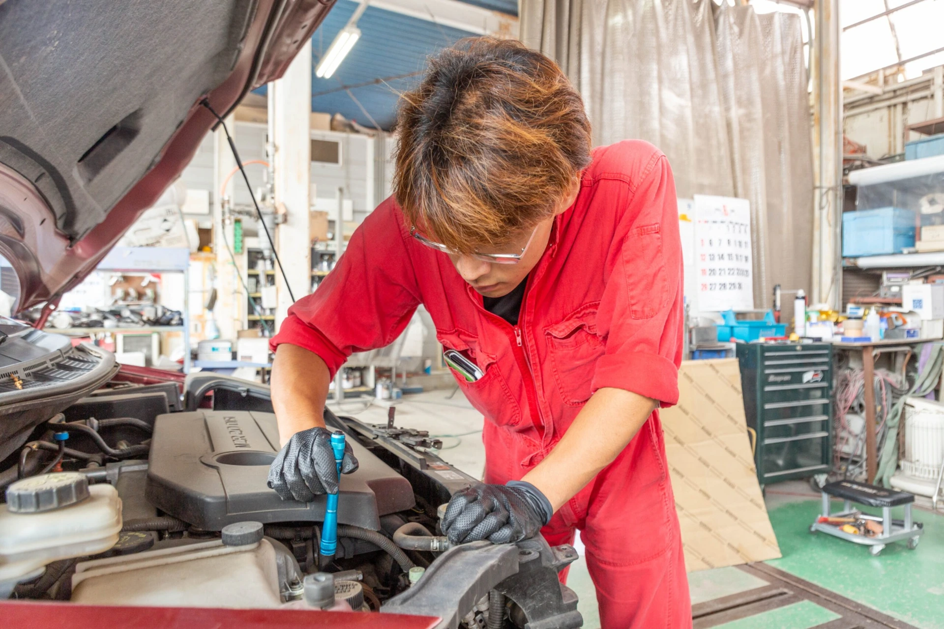 自動車の整備に取り組むメカニック